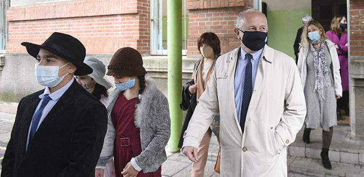 Ministro del MEC, Pablo da Silveira, caminando junto a niños vestidos de época