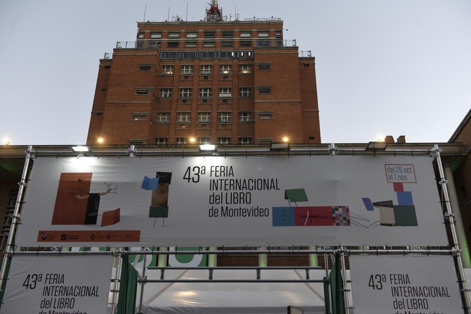 Banner que dic e"43° Feria Internacional del Libro de Montevideo" y de fondo la Intendencia
