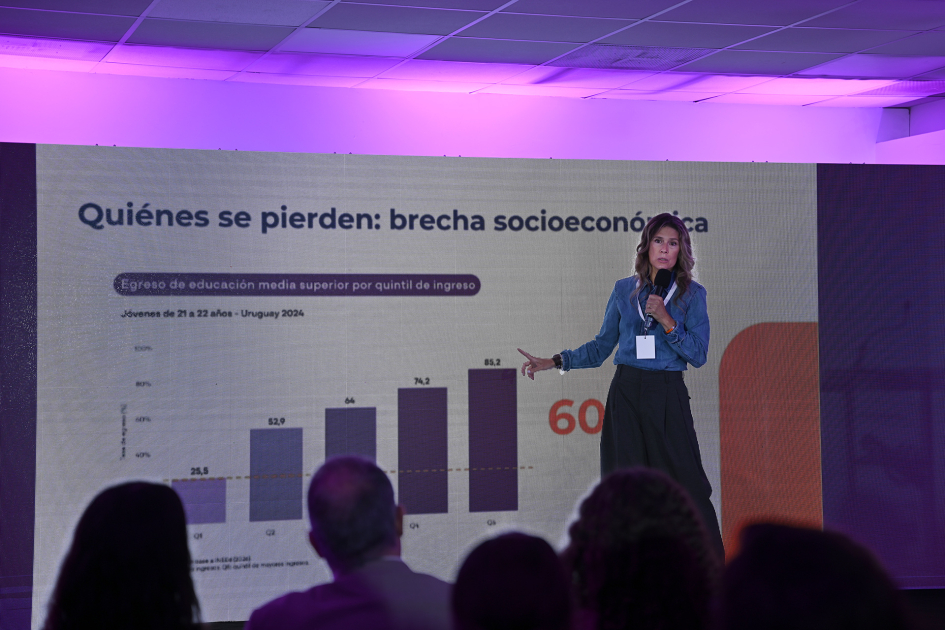 Persona presentando gráficas durante el evento