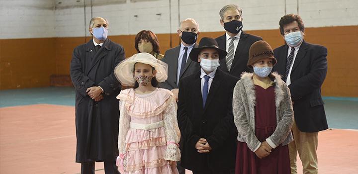 Autoridades y niños Autoridades con los niños vestidos de época