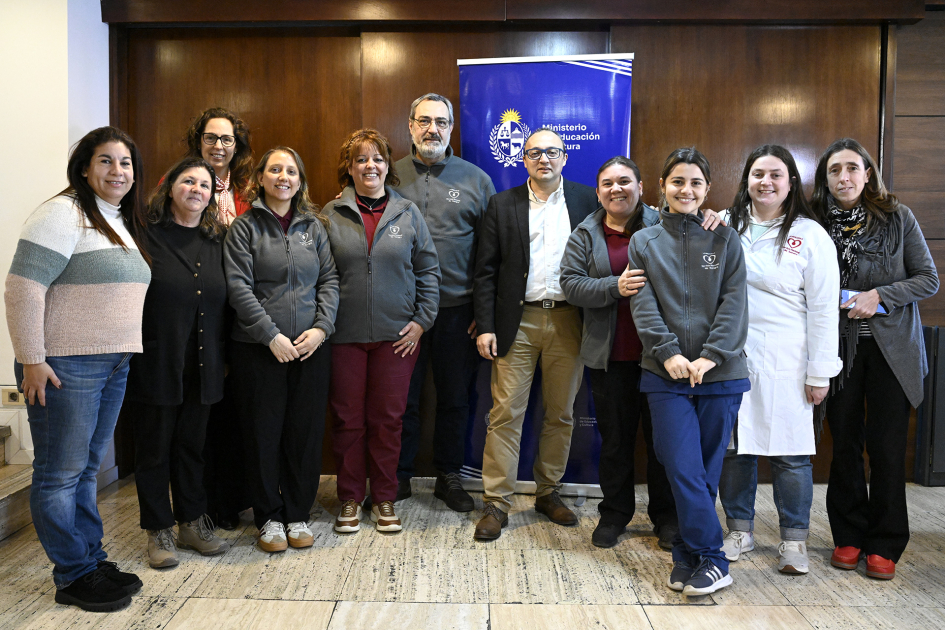 Funcionarios del MEC, equipo de enfermeros y técnicos del Servicio Nacional de Sangre