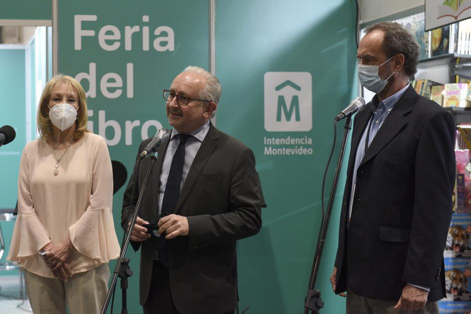 Ministro del MEC dando su discurso y a su izquierda está la intendenta de Montevideo