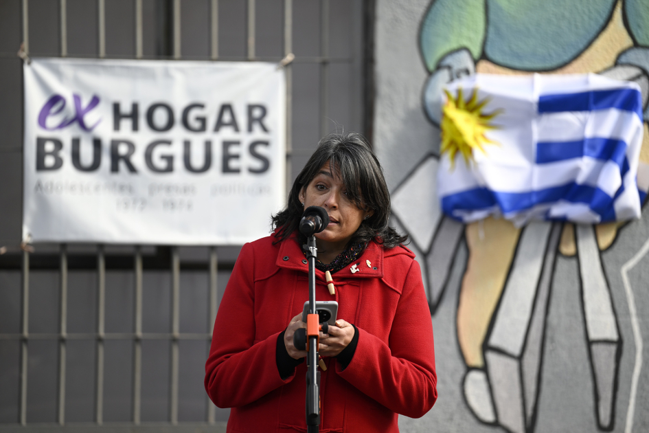 Magela Brum en la instalación de placa de Sitio de Memoria