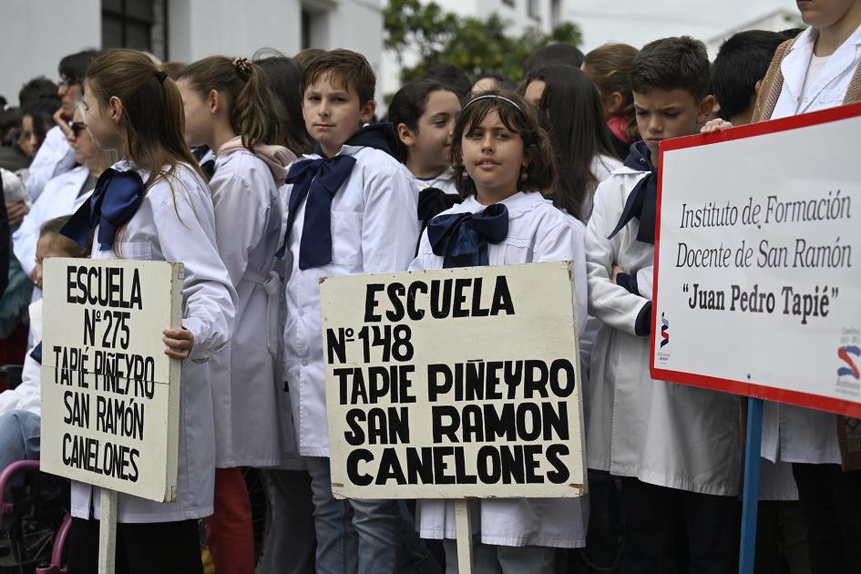 Alumnos de escuelas de San Ramón, Canelones, posan para la cámara.