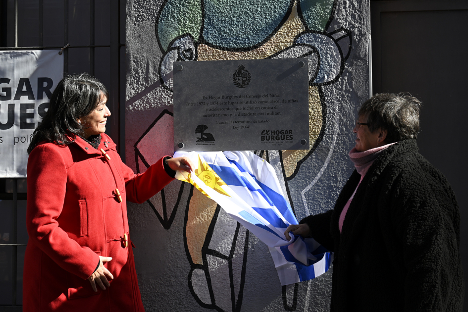Magela Brum al costado de la placa como Sitio de Memoria