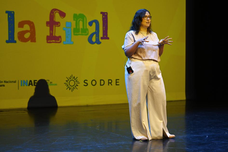 Amy Mónaco y un monólogo sobre macrófagos y salmonella.