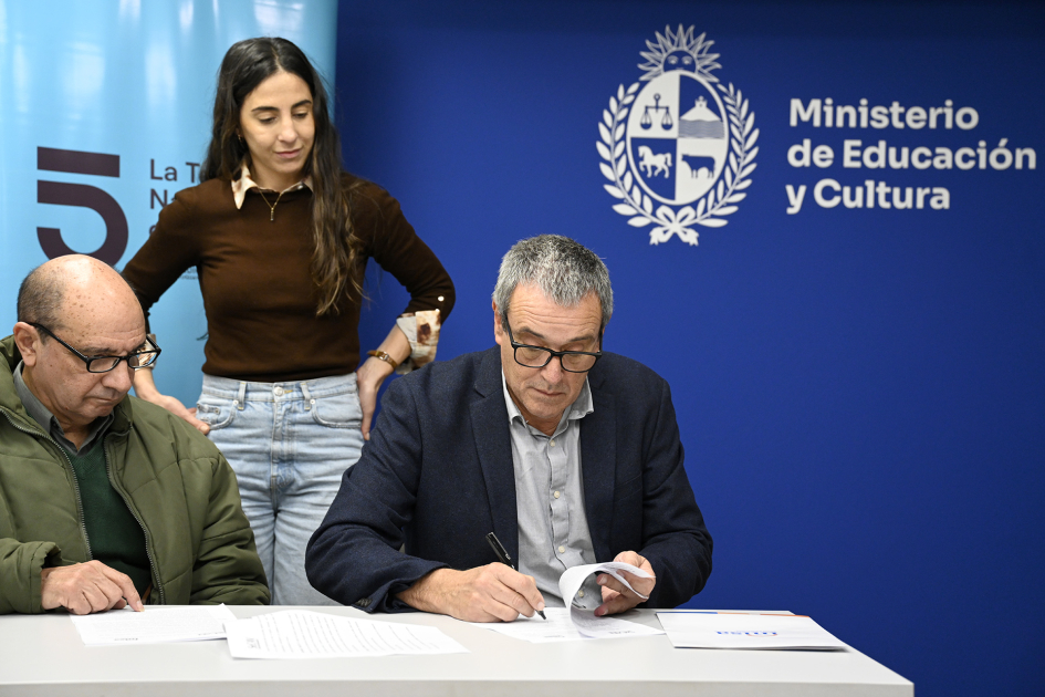 Jaime Saavedra, firmando el convenio.