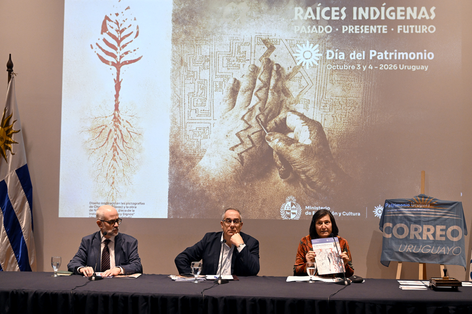 Autoridades en mesa durante lanzamiento