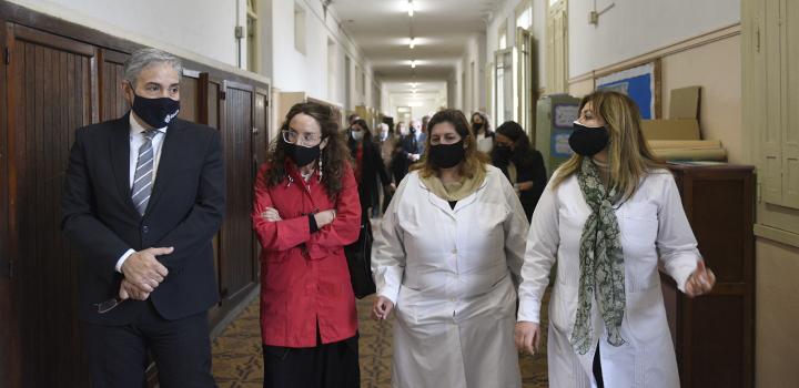 Autoridades y familiares recorriendo la escuela con la guía de maestras