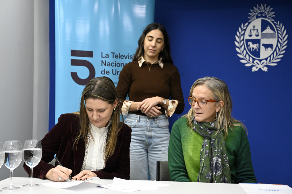 Adriana Asti y Erika Hoffmann firmaron el convenio.