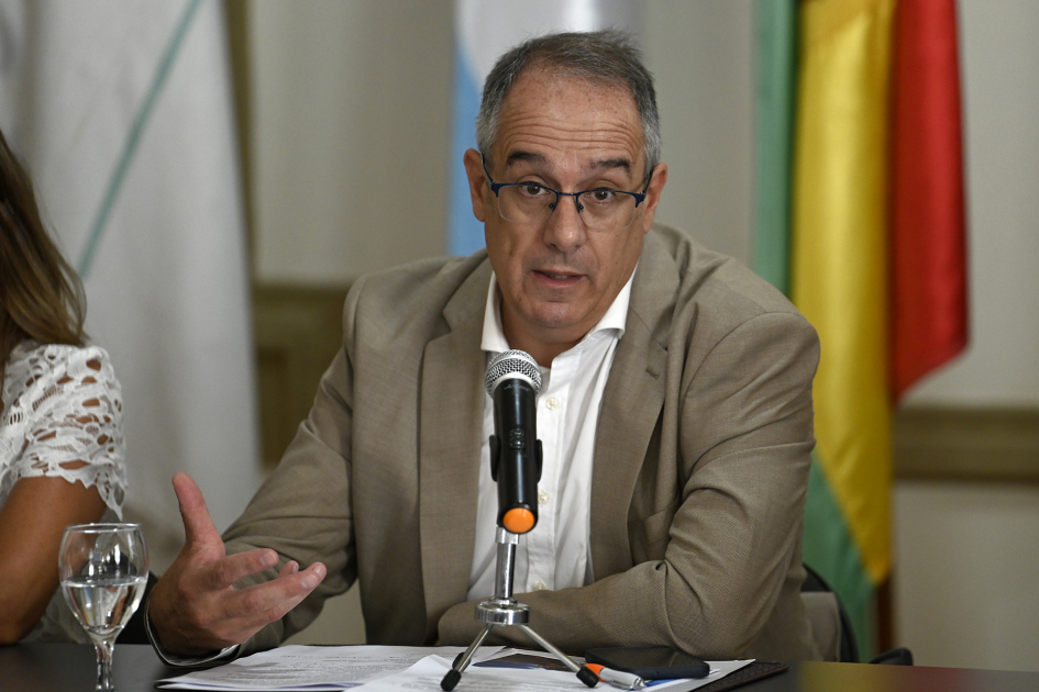 Ministro hablando durante la reunión