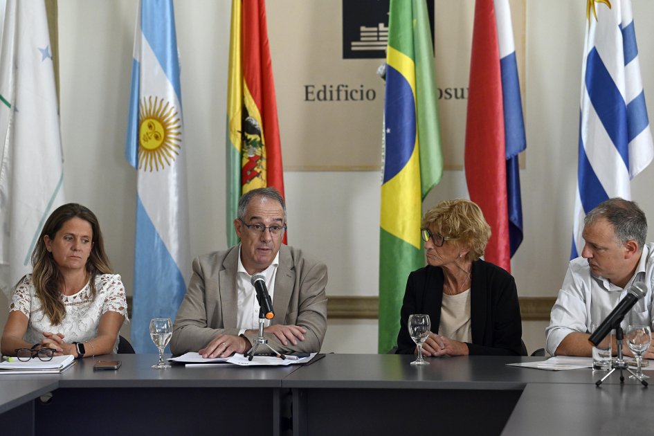 Personas en mesa durante reunión