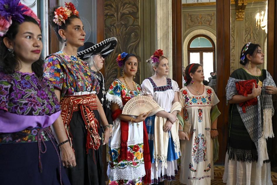 Mujeres con trajes típicos de distintas regiones de México