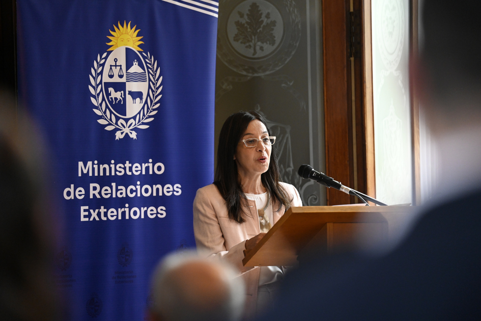 Persona hablando al público.