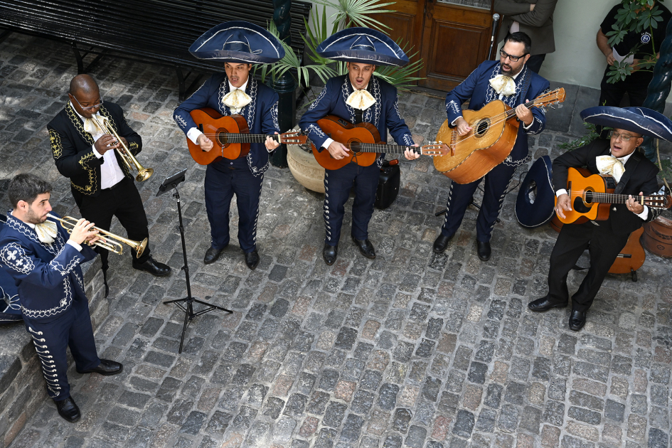 Banda de mariachis interpretando una canción