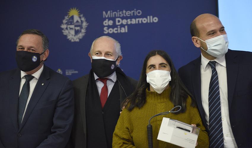 Autoridades con una beneficiaria Autoridades con una beneficiaria