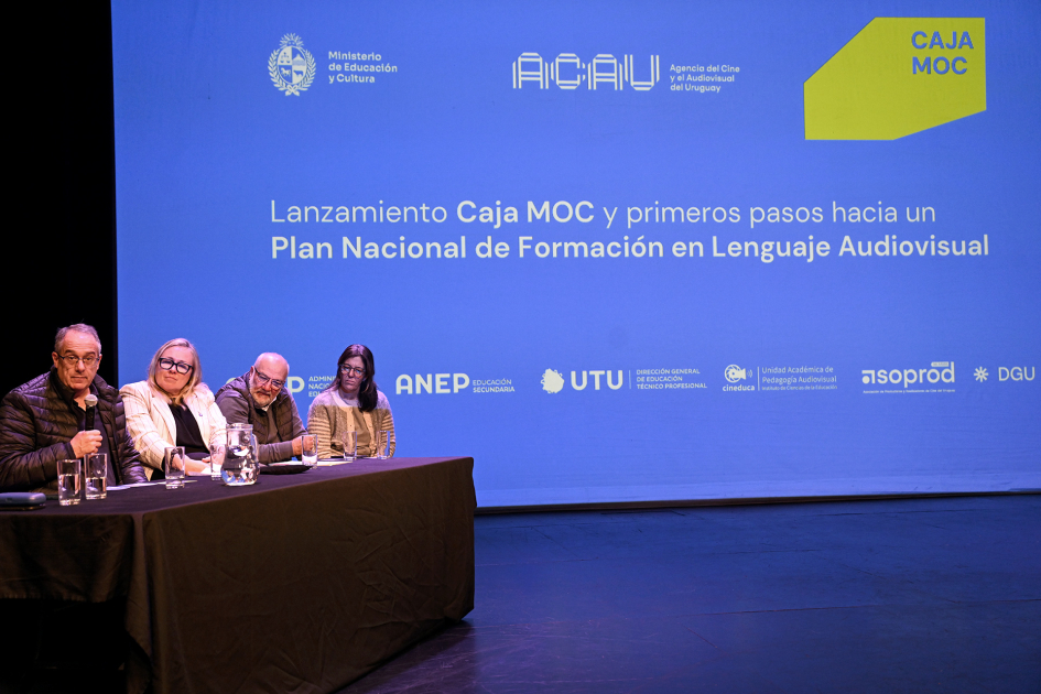 Plano general con mesa de autoridades
