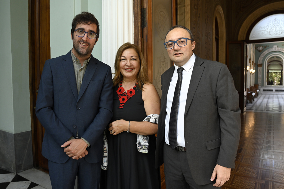 Autoridades posan para foto.