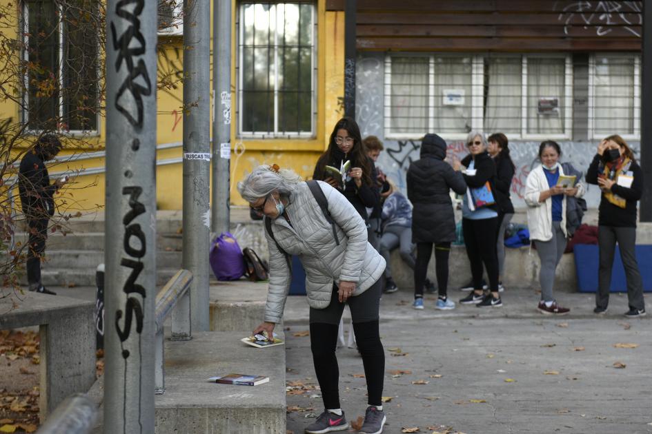 Personas con libros en mano