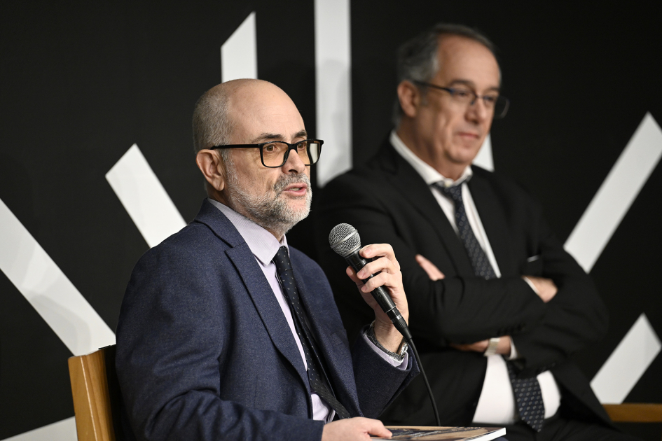 Marcel Suárez hablando al público