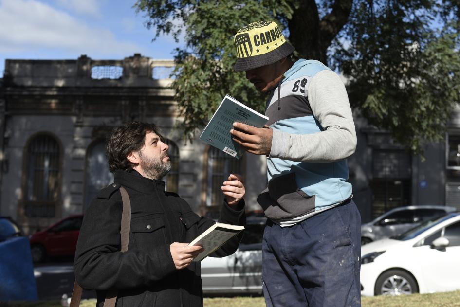 Dos hombres con libros en mano