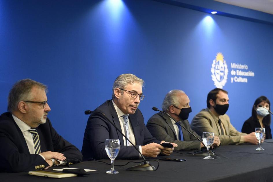 Autoridades sentadas en la mesa esperando para dar su discurso