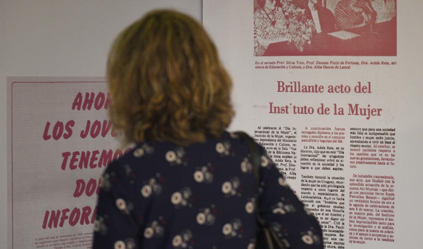 Mujer viendo la exposición