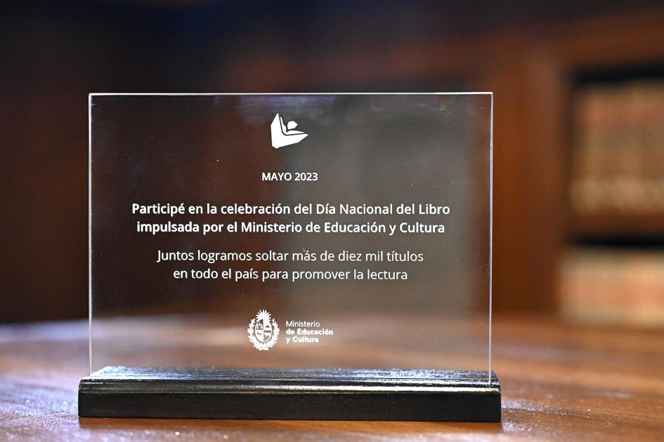 Placa de agradecimiento a socios y aliados externos por colaborar en el Día Nacional del Libro