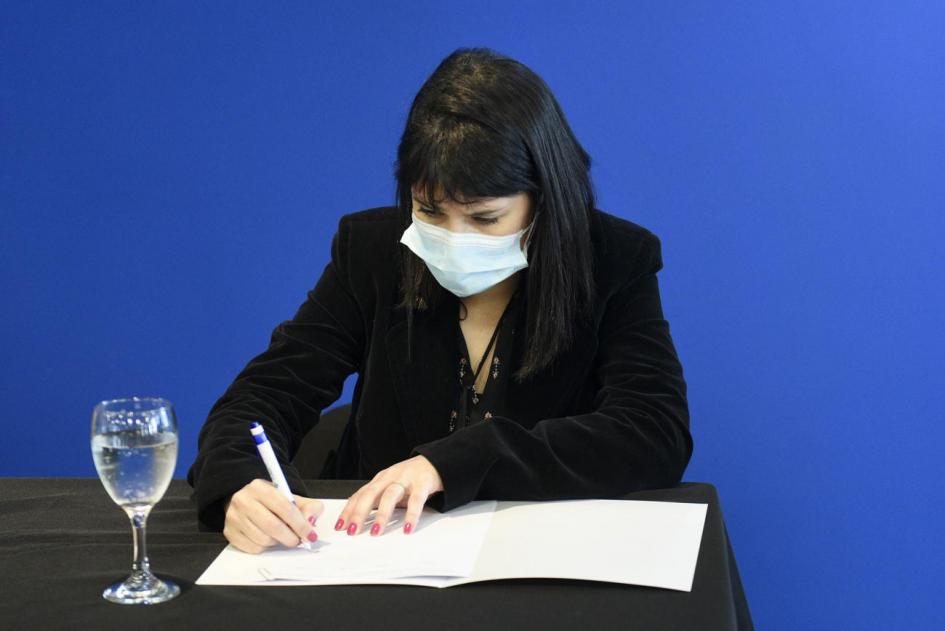 Secretaria general, Virginia Cáceres firmando el acuerdo