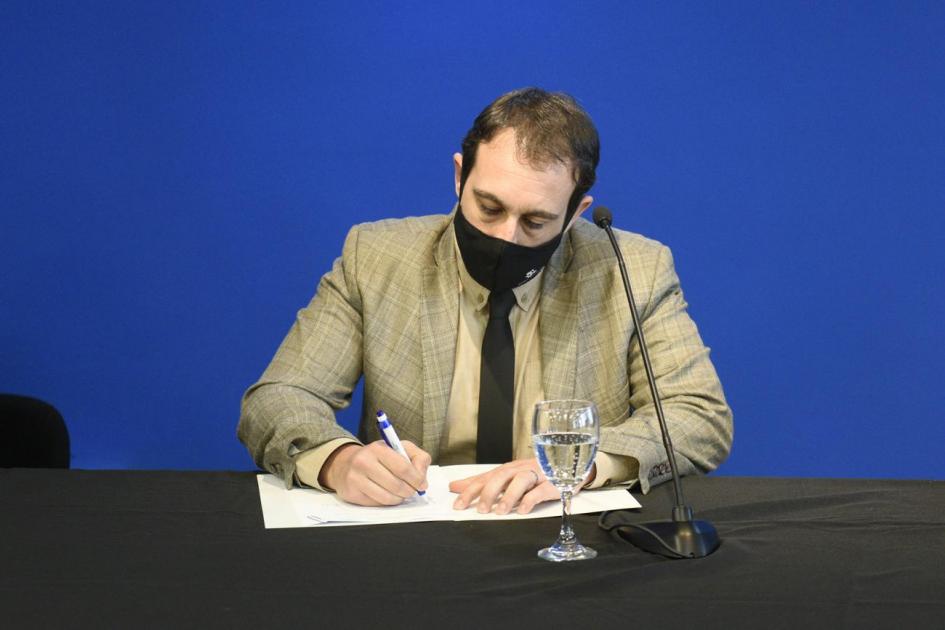 Presidente de Ceibal, Leandro Folgar firmando el acuerdo