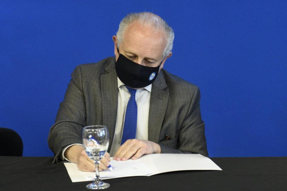Ministro del MEC, Pablo da Silveira firmando el acuerdo