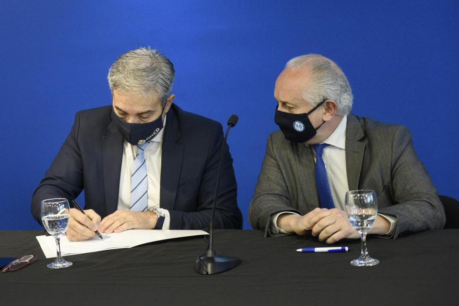 Presidente del Consejo Directivo Central (Codicen) de la Anep, Robert Silva firmando el acuerdo