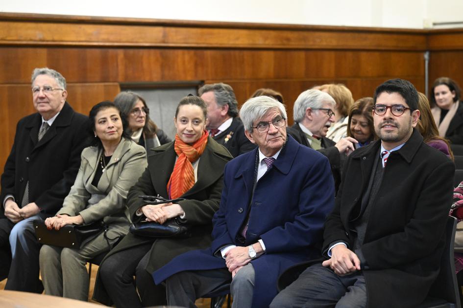 Personas sentadas durante la ceremonia.