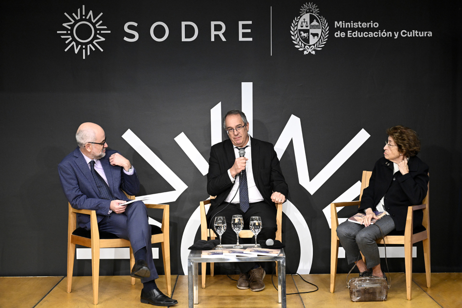 Autoridades durante la presentación del libro