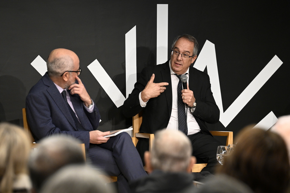 Ministro durante la presentación hablando al público