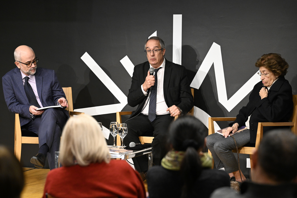 Autoridades hablando al público