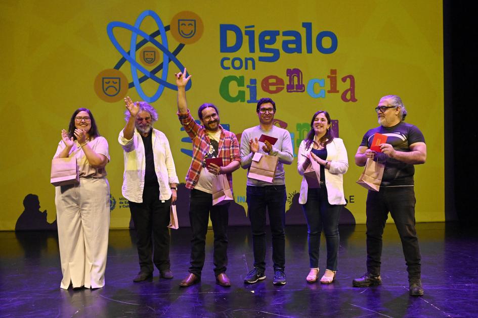 Los seis finalistas reciben sus premios en el escenario.
