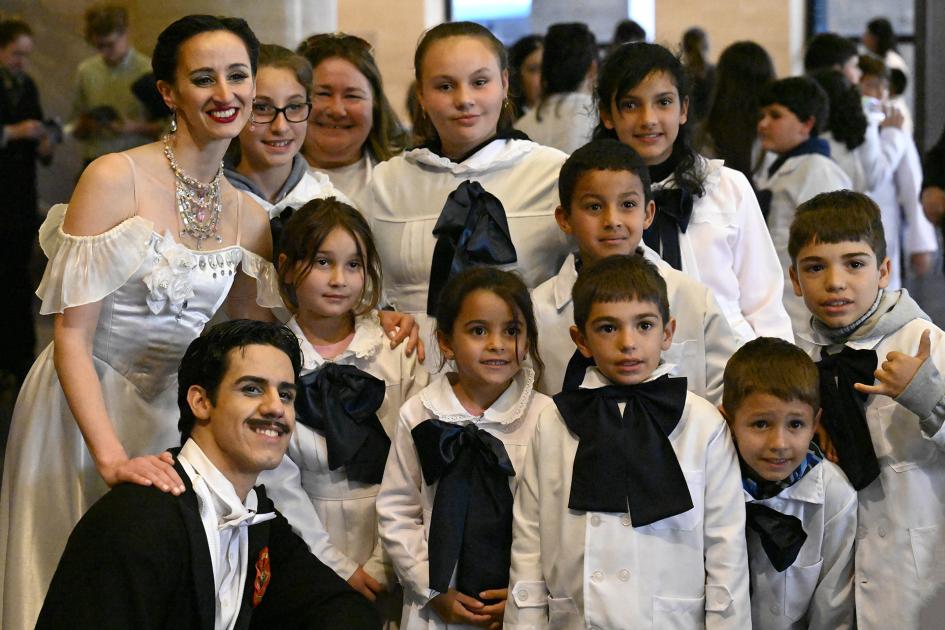 Estudiantes posando con integrantes del elenco de La Viuda Alegre.