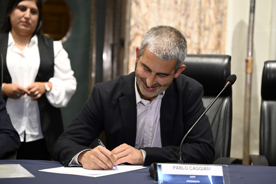 Pablo Caggiani firma documento