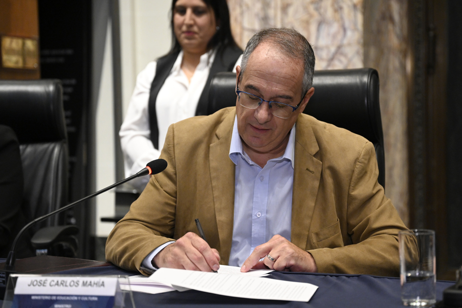 Ministro firmando el convenio