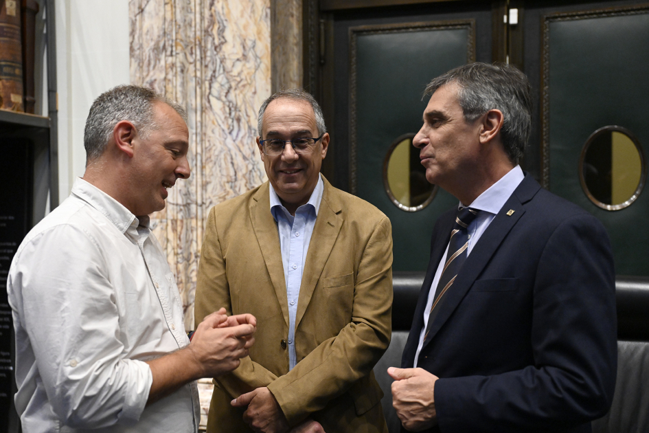 Autoridades conversando