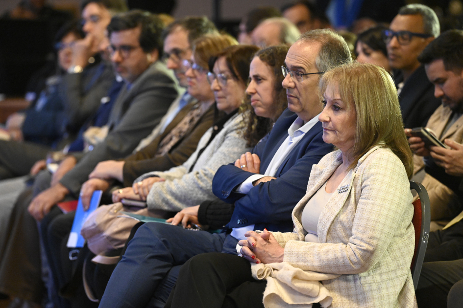 Autoridades escuchan las ponencias.