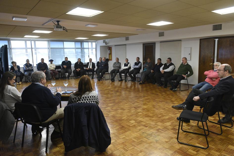 Personas sentadas en ronda en la sala Alba Roballo