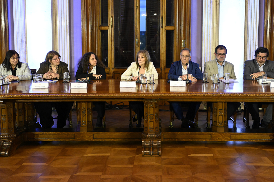 Personas en mesa hablando al público