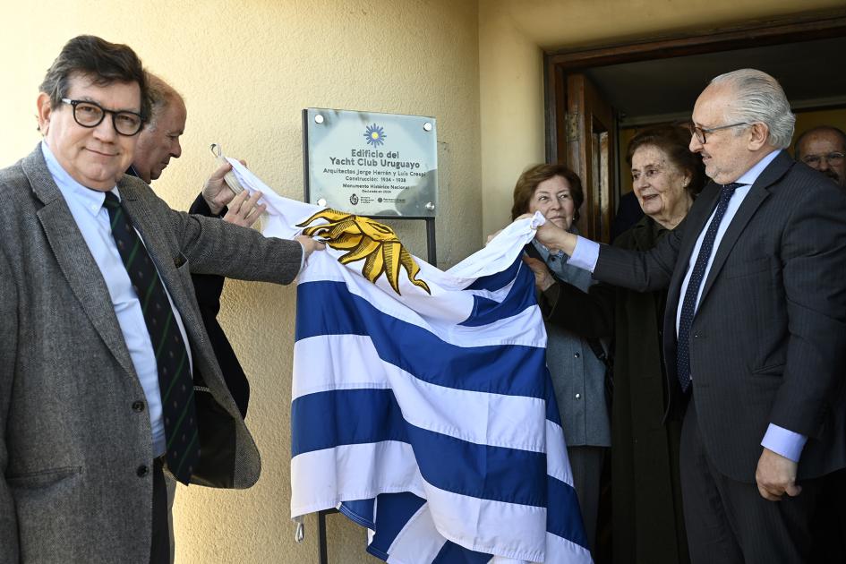 William Rey, Juan José Aguiar, Pablo da Silveira y las hijas del arq. Herrán descubren la placa.