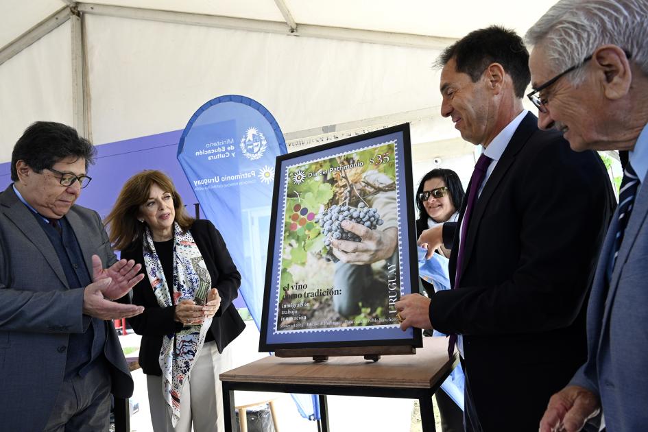 Gigantografía del sello del Correo Uruguayo por el Día del Patrimonio 2024.