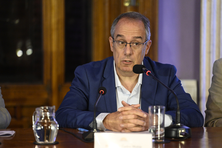 Ministro Mahía habla en público.