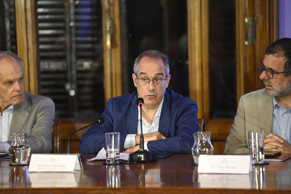 Ministro Mahía habla en público