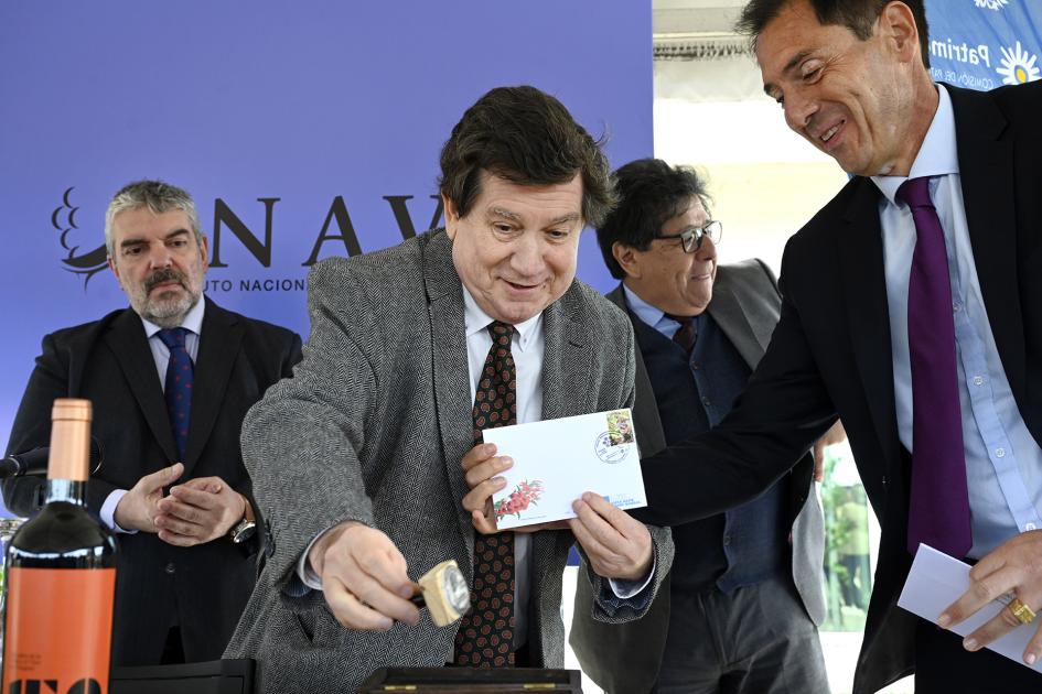 William Rey matasellando el nuevo sello.