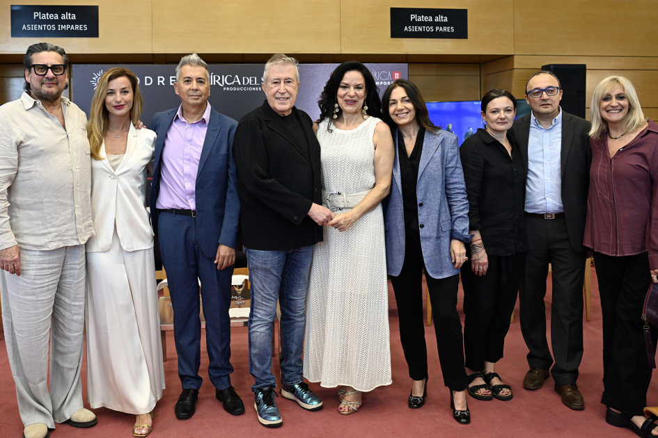 Elenco, directores y autoridades del MEC posan para foto